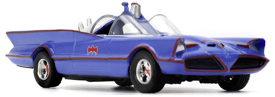Egy retró szuperhős járműre emlékeztető kék autó játékmodell, vörös díszítéssel, denevér emblémákkal az ajtón és a szárnyakon.