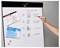 Egy személy egy flipchartra ír, amelynek címe 'Teendők listája', és a következő feladatokat sorolja fel: e-mail küldése Júliának, dokumentumok ajánlása, üzem meglátogatása és útiterv.