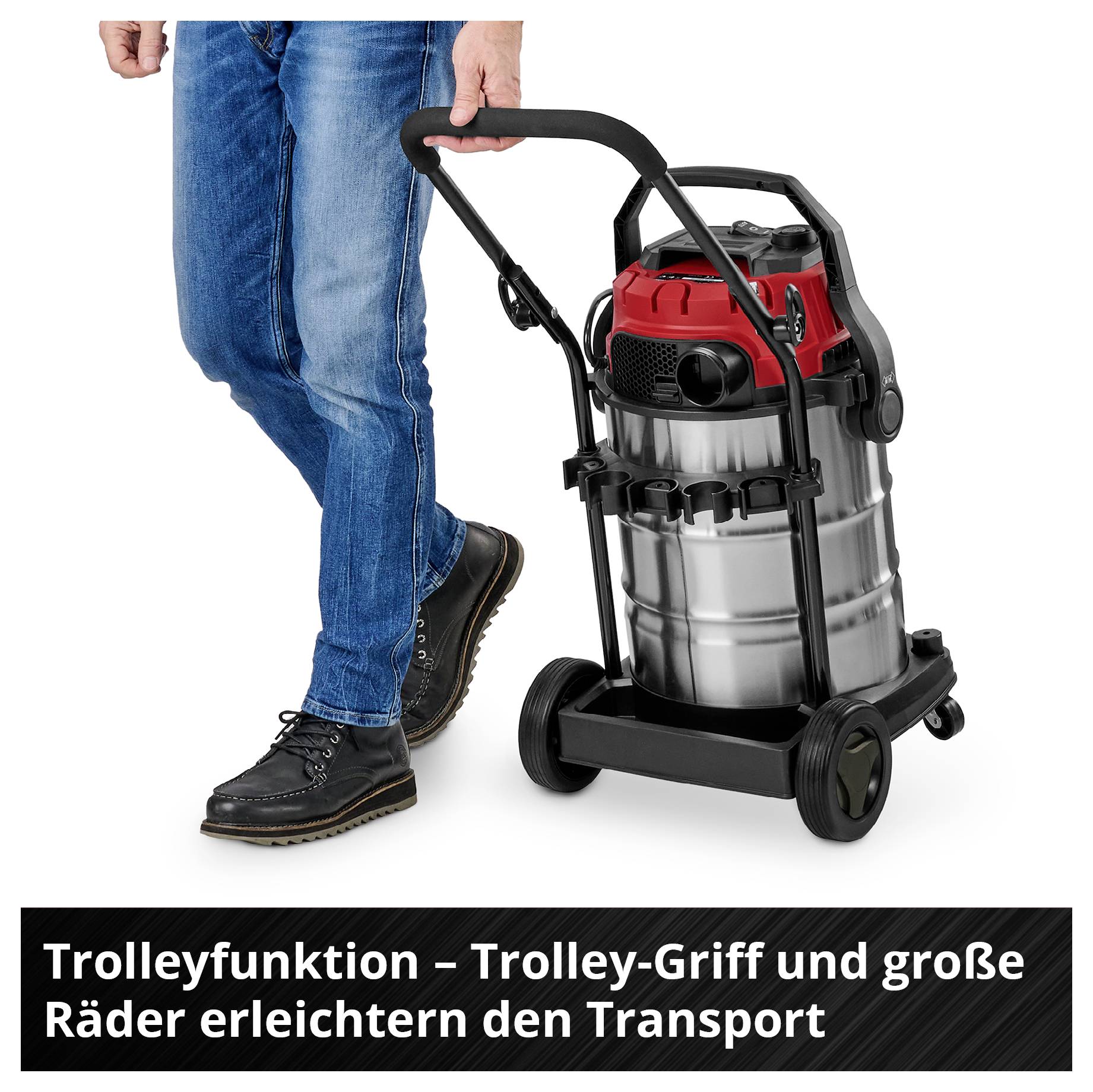 'Mann húz ipari porszívót trolley fogantyúval és kerekekkel.'