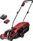 Egy piros és fekete vezeték nélküli fűnyíró, fogókarral, két nagy hátsó kerékkel és kisebb első kerekekkel. Akkumulátor-csomaggal és töltővel rendelkezik.