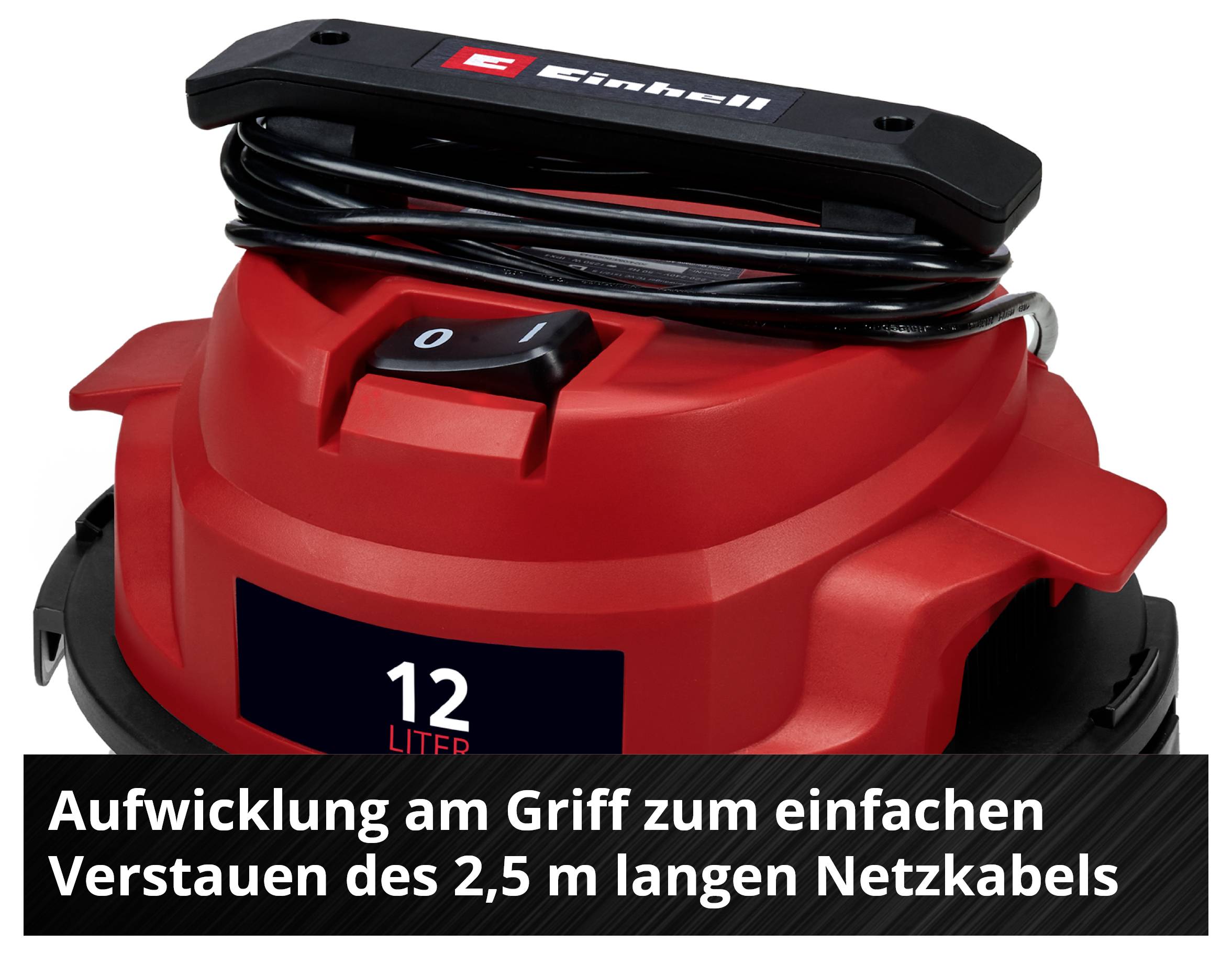 Egy piros porszívó, amelynek fogantyúján kábeltárolás és 12 liter kapacitást jelző kijelző van.