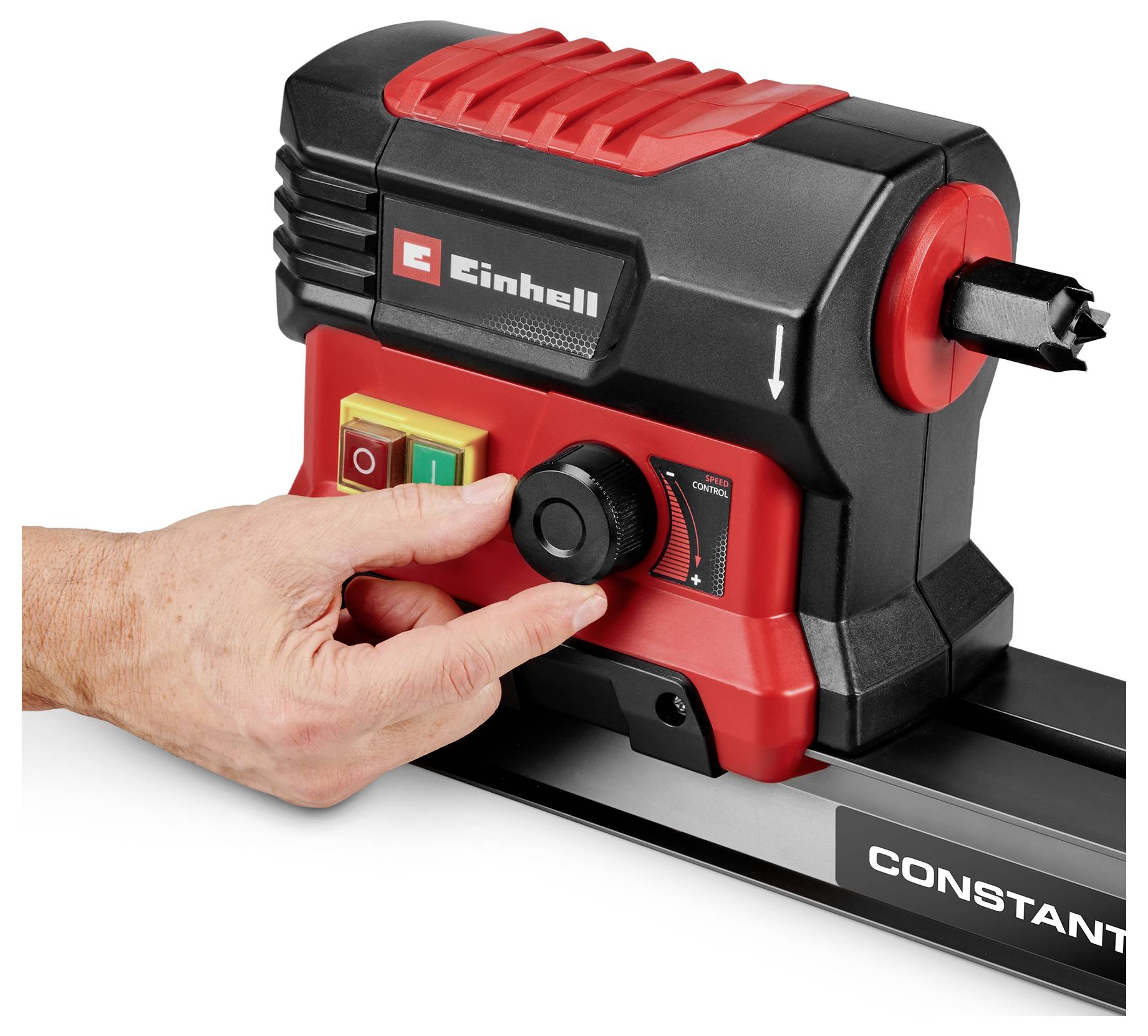 Egy személy egy tárcsát állít be egy piros és fekete erőszerszámon, amelyen az 'Einhell' felirat szerepel. A szerszám tartalmaz egy bekapcsológombot és egy biztonsági reteszt.
