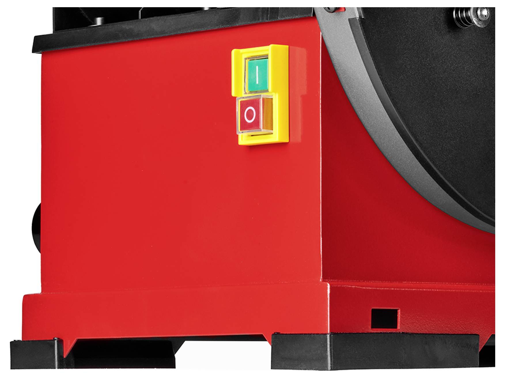 Egy piros ipari gép közeli felvétele, amelynek sárga paneljén egy hangsúlyos főkapcsoló látható, az 'I' bekapcsolt és az 'O' kikapcsolt állapotot jelölve.