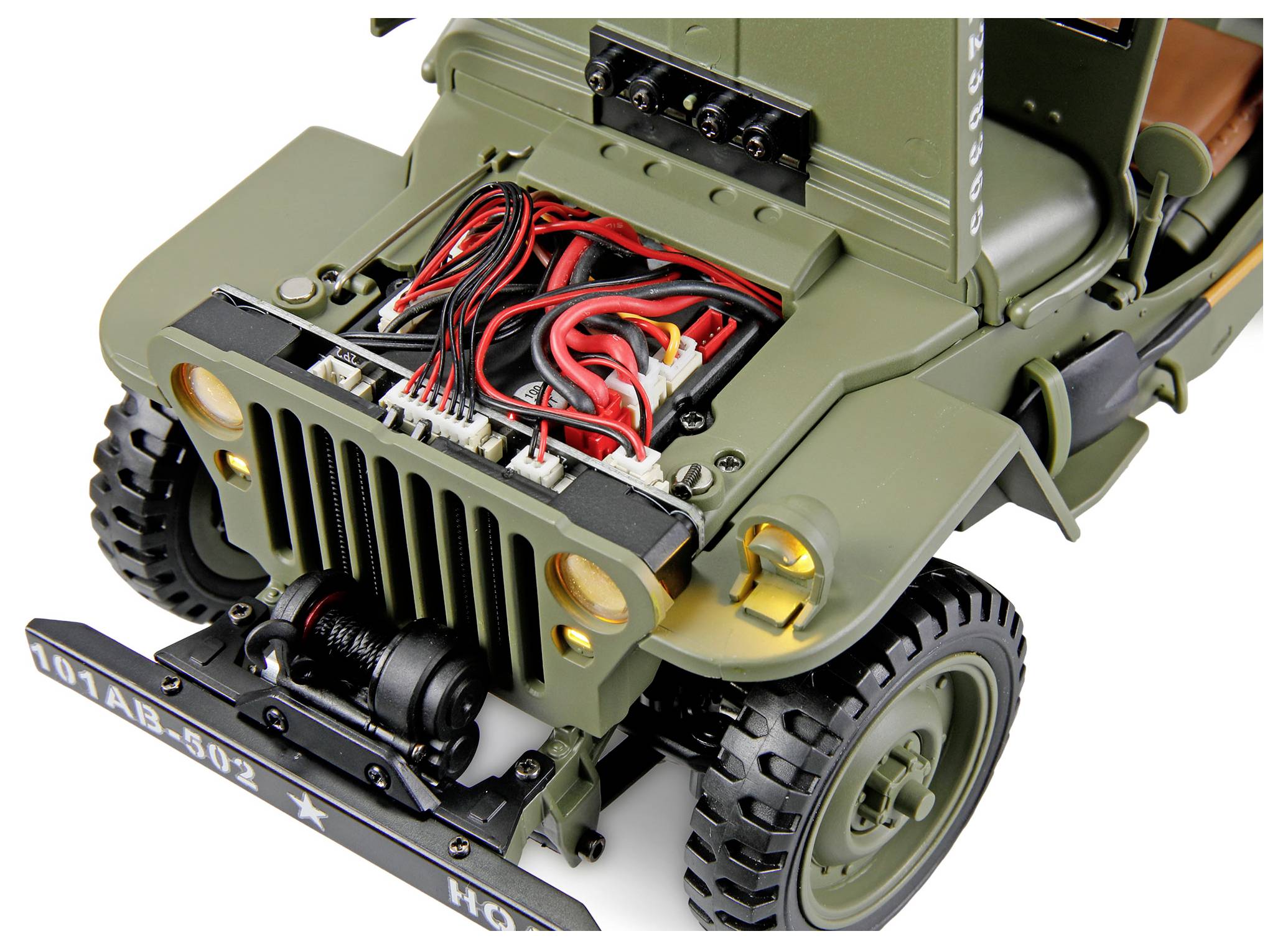 Egy részletes katonai Jeep modell, amelynek nyitott motorházteteje részletesen mutatja a bonyolult elektromos kábelezést és motor-alkatrészeket, kihangsúlyozva a mechanikai jellemzőket.