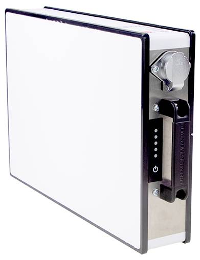 Egy téglalap alakú fehér akkumulátorcsomag fém fogantyúval és egy körkörös fém csatlakozóval az oldalán, amelyen egy bekapcsológomb és jelzőfények találhatók.