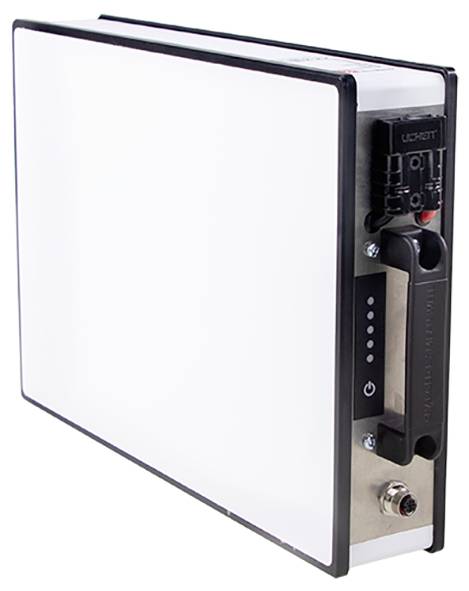 Egy kompakt, fehér lítium akkumulátor digitális töltöttségi kijelzővel az oldalán, vékony, téglalap alakú dizájnját megmutatva.