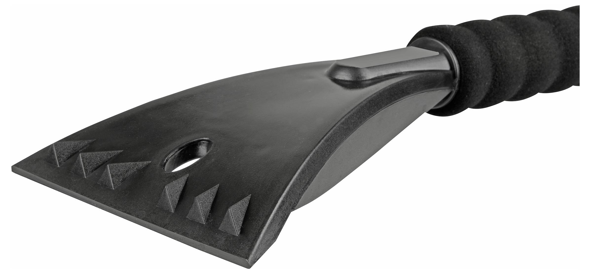 Egy fekete, kézben tartható jégkaparó párnázott markolattal és fogazott élű, autó ablakainak jégtelenítéséhez.