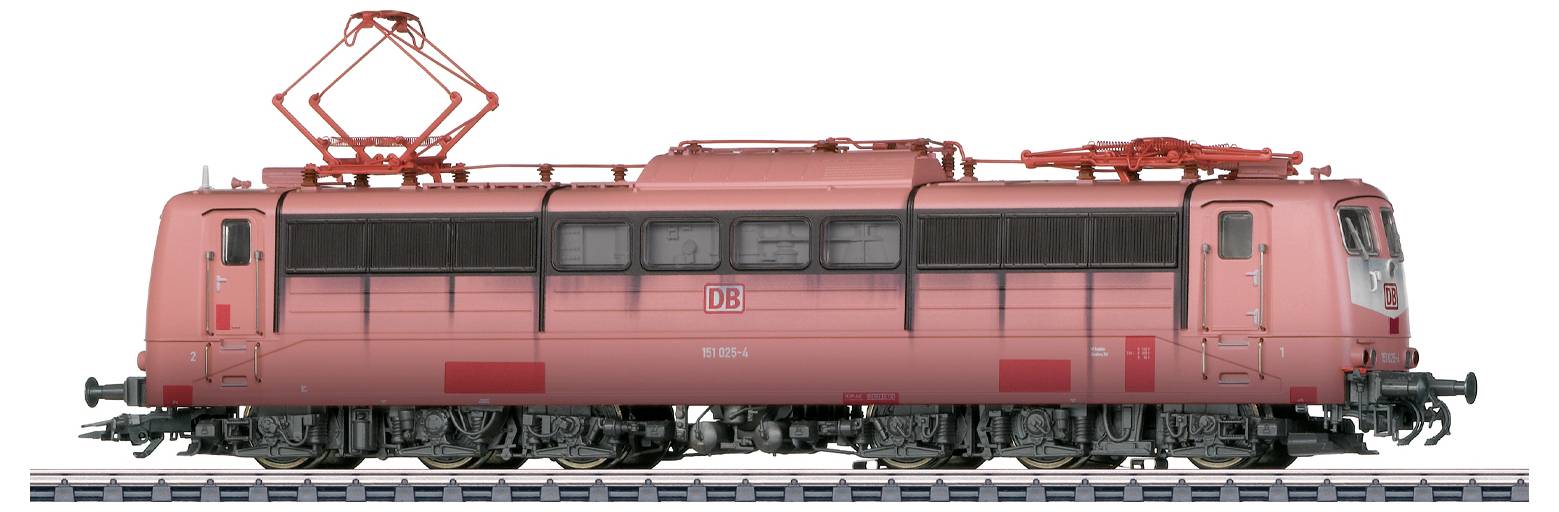 Egy piros villamos mozdony vasúti síneken, jobbra nézve, DB logóval az oldalán.