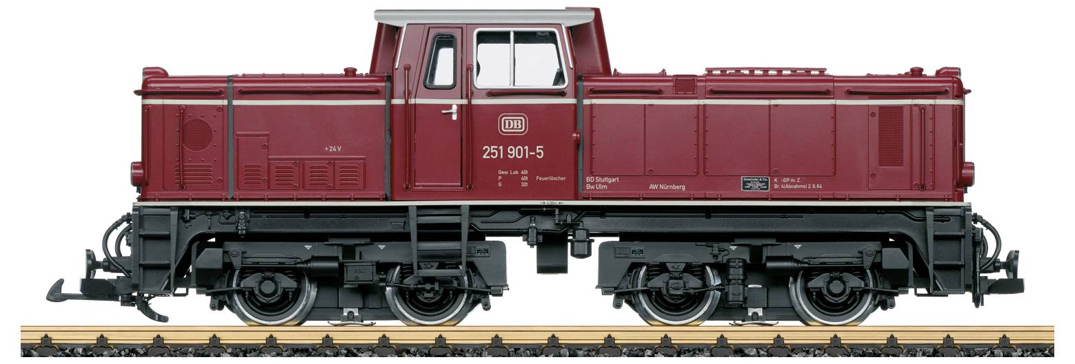 Egy piros kivitelű tehervonat mozdony egy rövid vágányszakaszon, részletes formatervezési jellemzőkkel és az oldalán lévő '251 901-5' számmal.