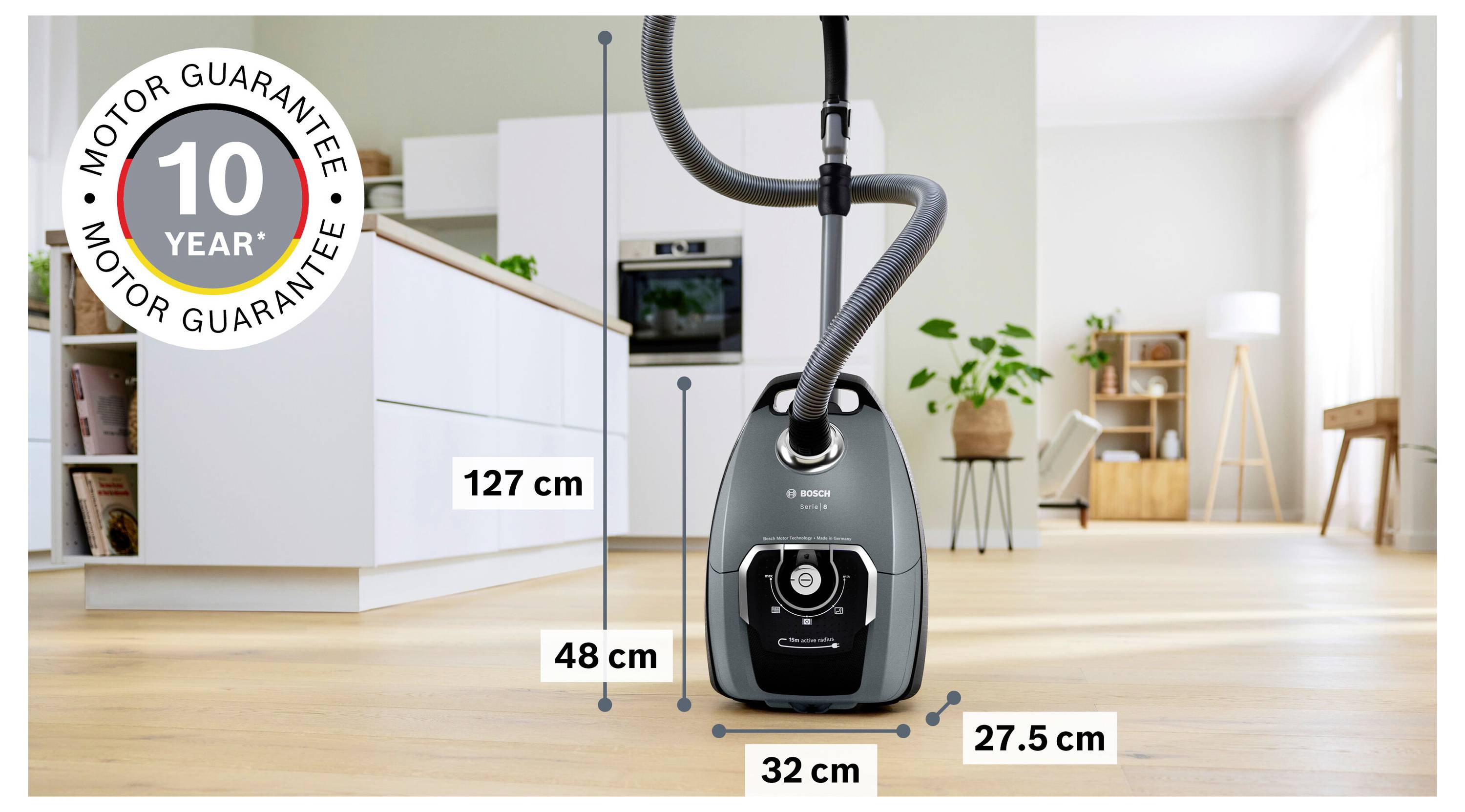 'Egy porszívó tömlővel, a konyhában a padlón elhelyezve. Méretei megjelölve: magasság 127 cm, mélység 48 cm, szélesség 32 cm.'