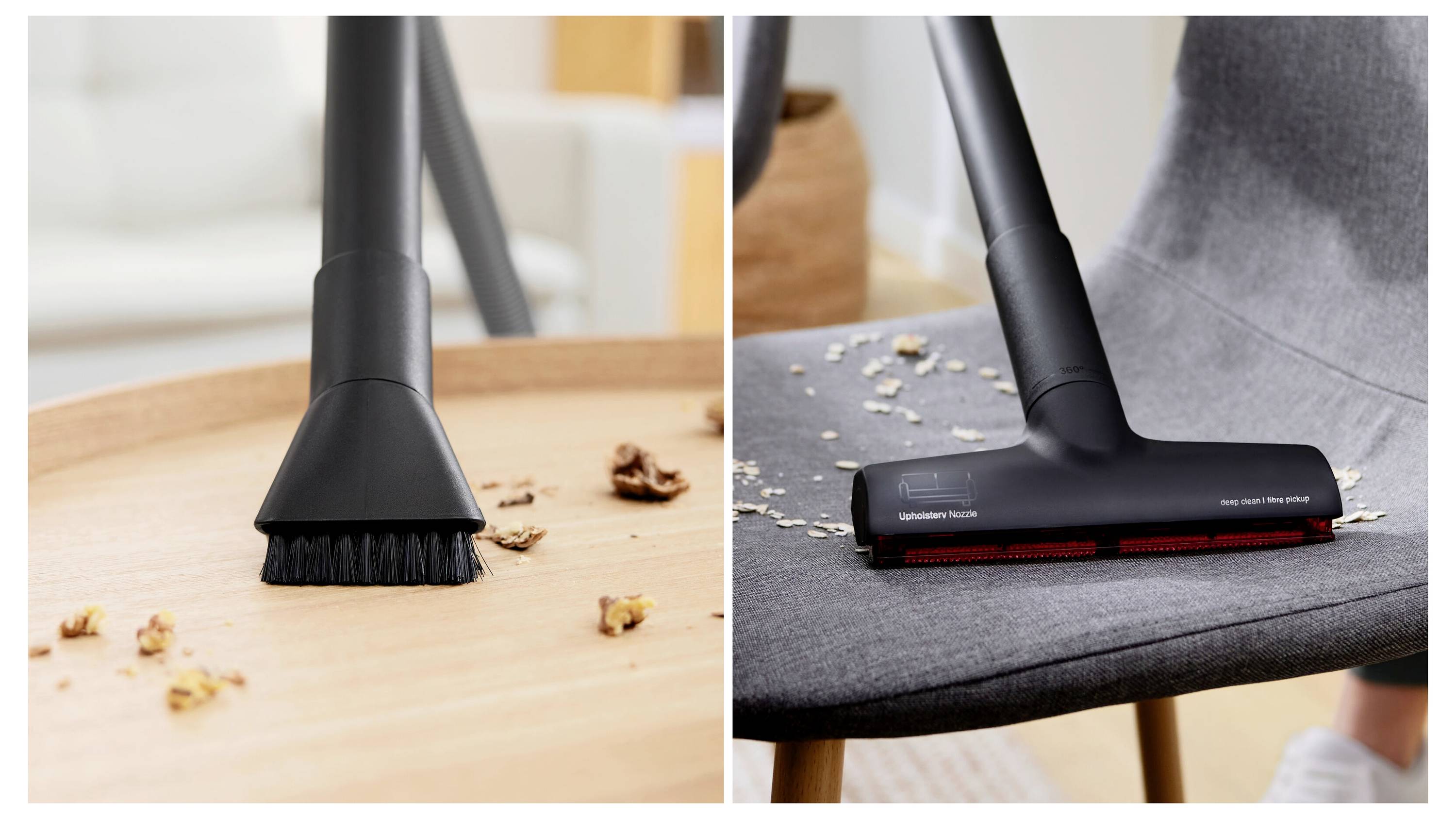 'Két kép mutat egy porszívót tartozékokkal: egy kefés fejrész egy fa asztalon morzsákat távolít el, valamint egy lapos fejrész morzsákat takarít fel egy szürke széken.'