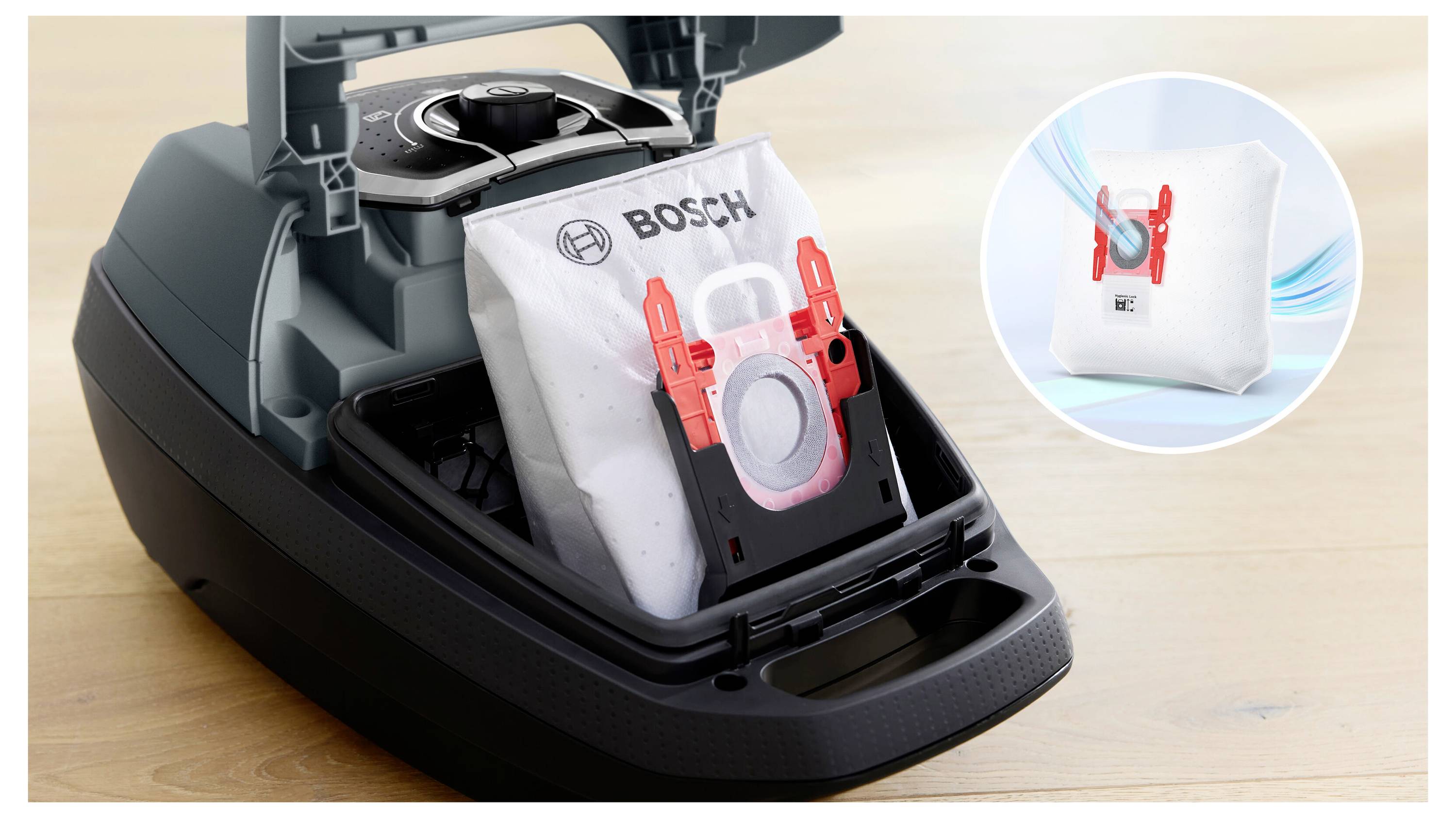 Egy porszívó felnyitva mutatja a Bosch porzsákot belül. Egy betétezett kép részletezi a légáramlást a porzsákon keresztül.