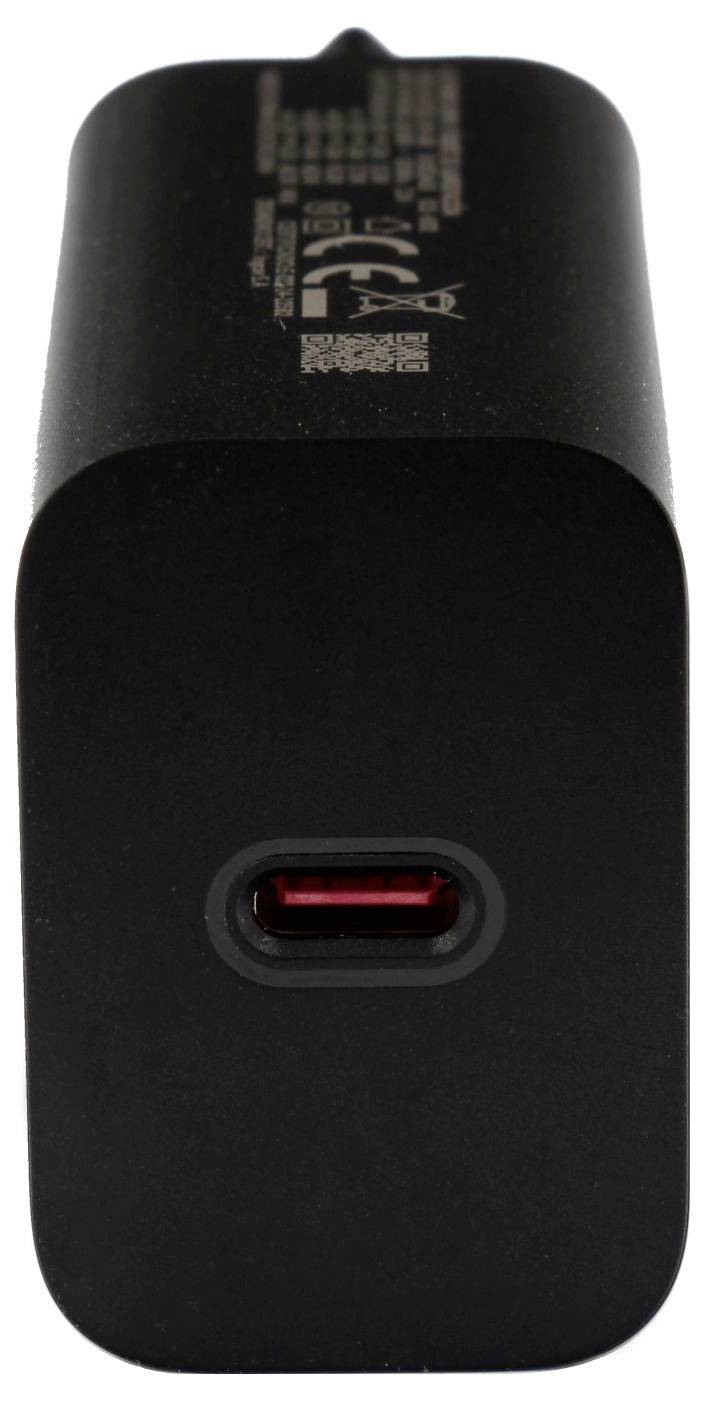 Egy fekete USB-C tápegység, amelyet a csatlakozó végéből nézünk, fehér szöveggel a tetején, amely specifikációkat és gyártói adatokat jelez.