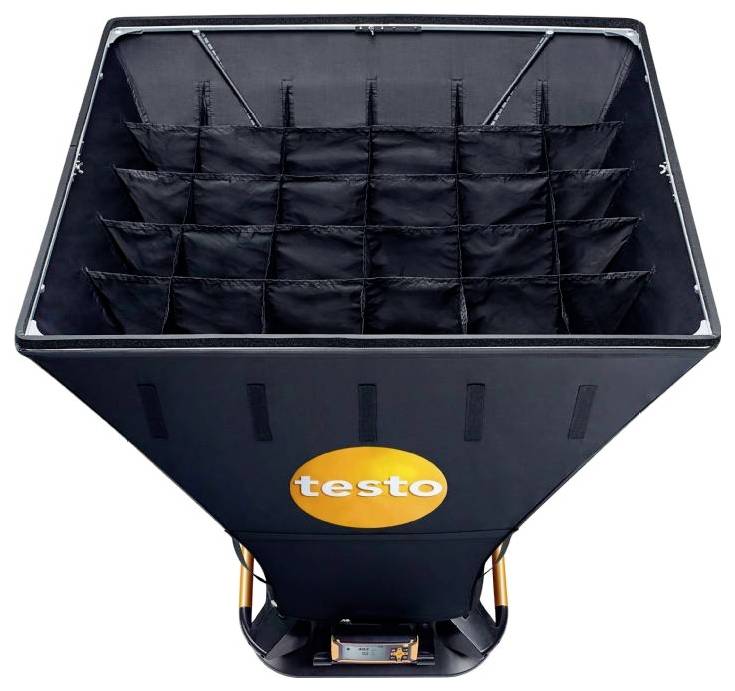 Egy fekete légáramlás-mérő felső rész ráccsal és 'testo' logóval, amelyet légcsatornák légtérfogatának mérésére terveztek.