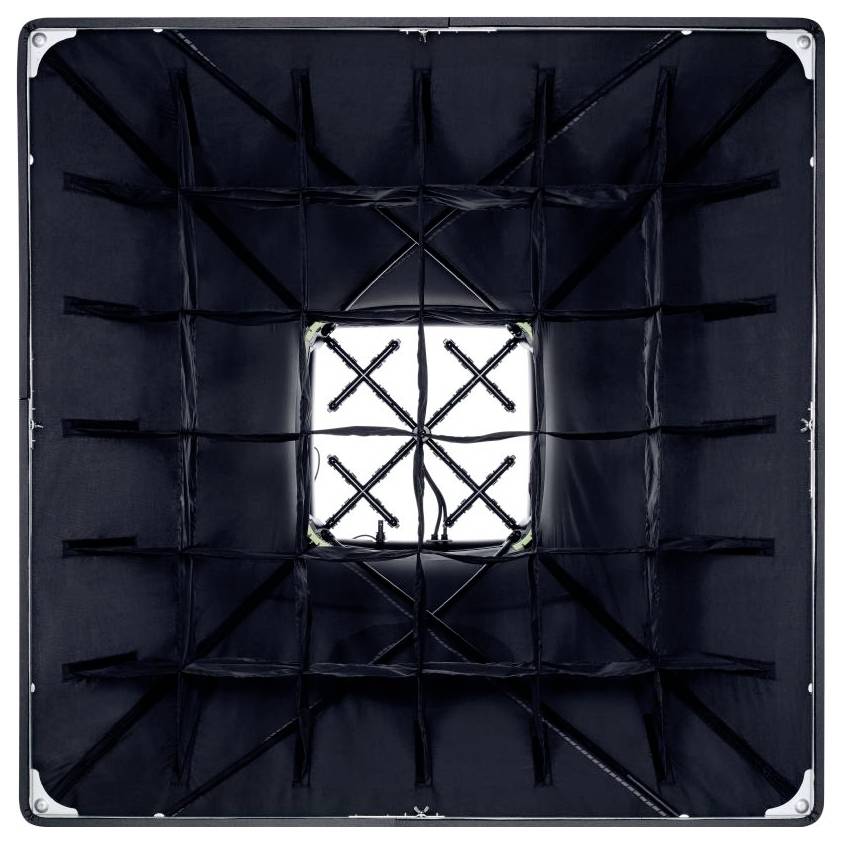 Egy fekete rácsszerű minta egy visszatükröző négyzetes keretben, amely egy fényképezőgép vagy világítási tartozék kinézetét idézi, amelyet a fókuszáláshoz vagy a fény irányításához használnak.