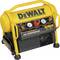 Sárga DeWalt olajmentes légkompresszor, 6L kapacitás, 8 bar nyomás. Tartalmazza az előlapra szerelt nyomásmérőket és vezérlőelemeket.
