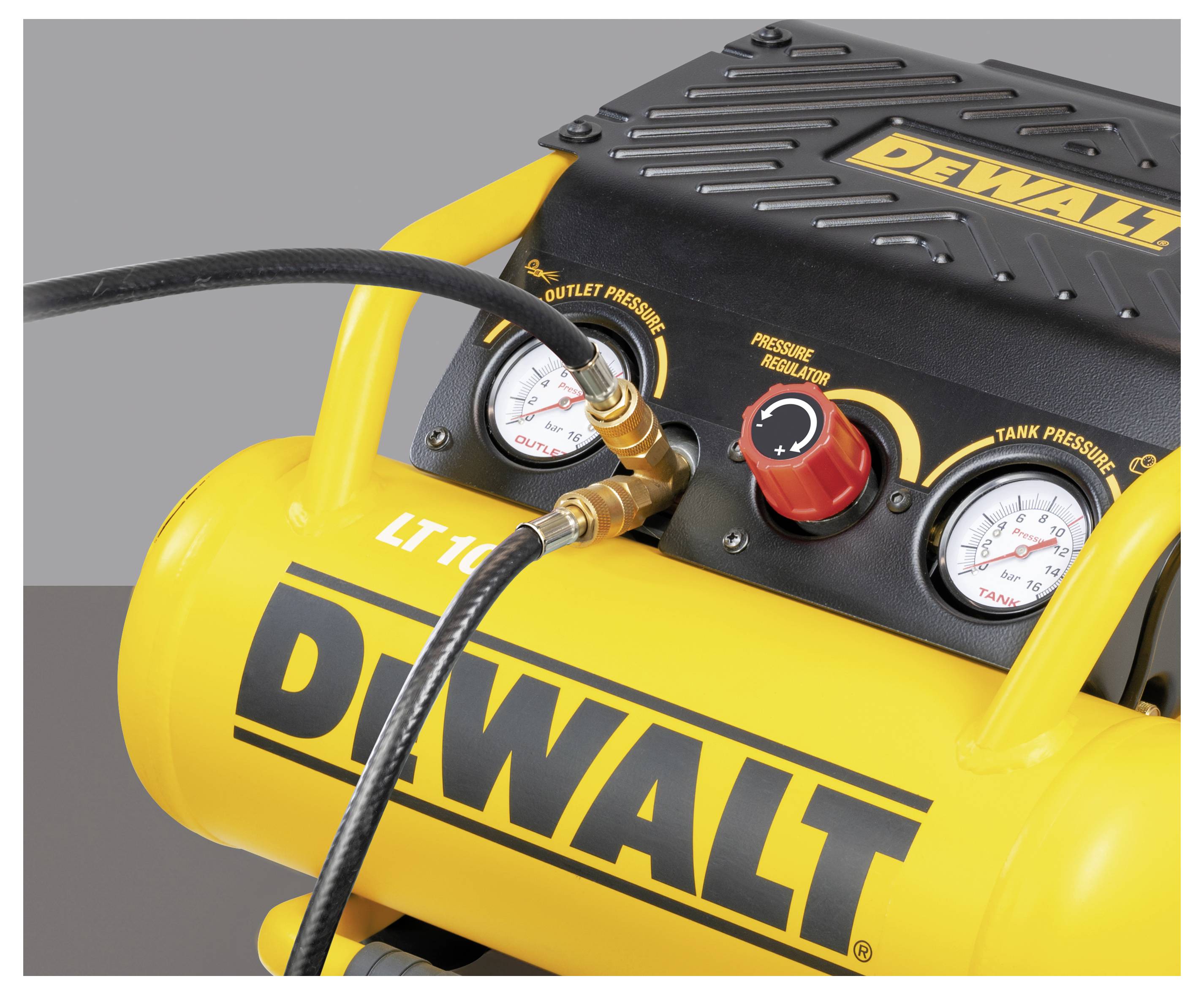 Egy sárga DeWalt légkompresszor nyomásmérőkkel, kimeneti nyomásszabályozóval és csatlakoztatott csövekkel.