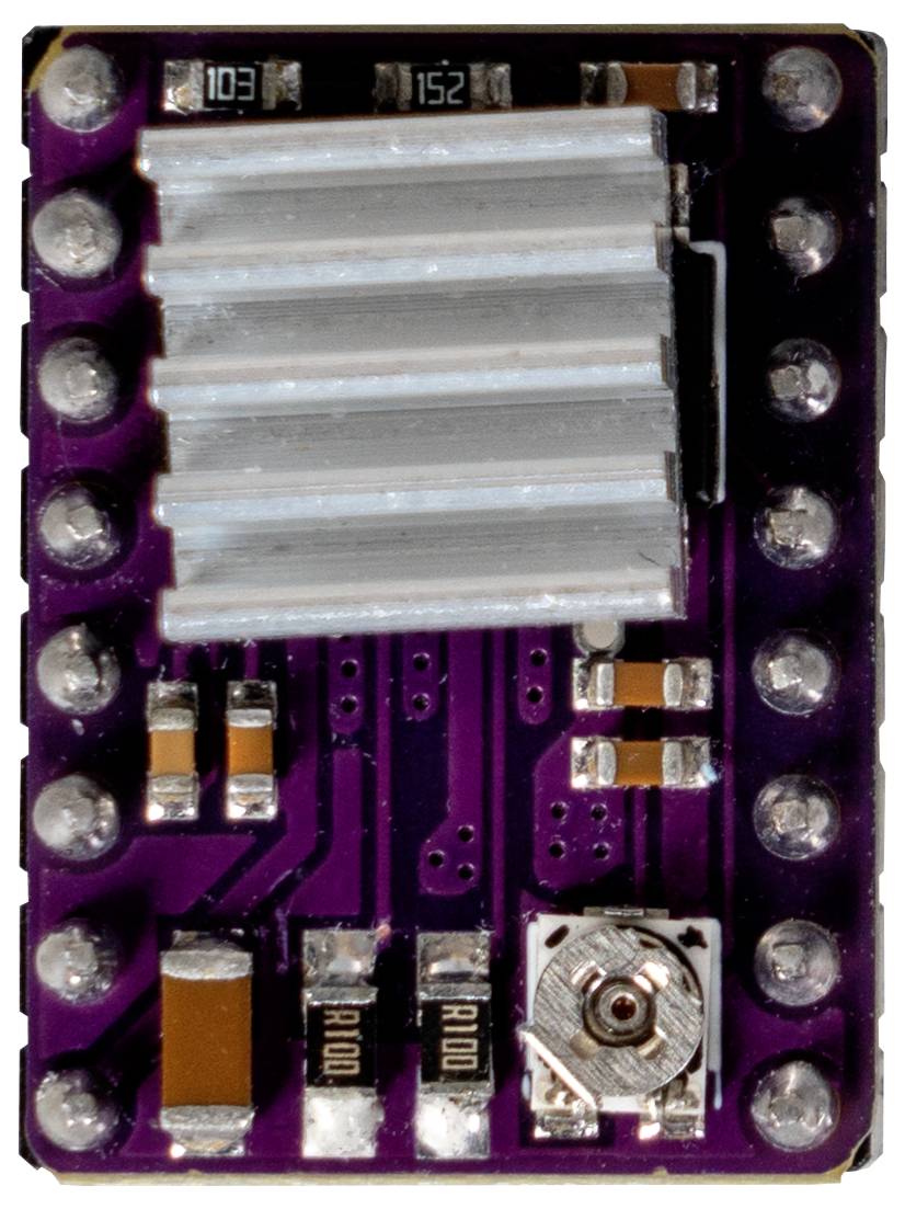 Egy közeli felvétel egy lila színű áramköri lapról, amely egy hűtőbordát és különféle elektronikai komponenseket tartalmaz, amelyet valószínűleg egy léptetőmotor meghajtójában használnak.