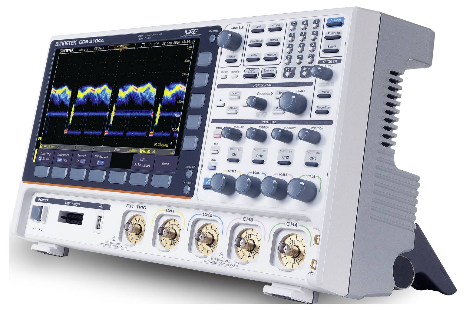 Egy digitális oszcilloszkóp, amely színes hullámformát jelenít meg a képernyőjén, előlapján különböző vezérlőgombokkal és csatlakozóportokkal.