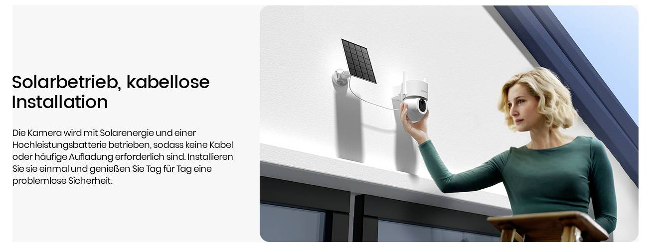Egy nő egy napelemes, vezeték nélküli biztonsági kamerát szerel fel egy ablak fölé kültéren egy napos napon. A szöveg a készülék jellemzőit ismerteti németül.