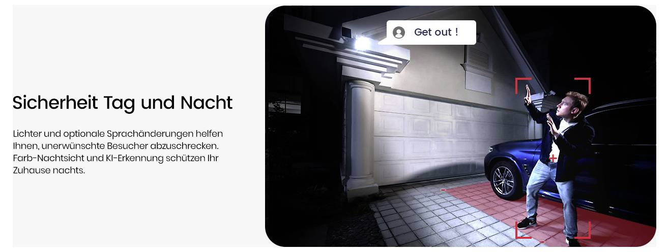 'Egy személy egy mozgásérzékelős világítással ellátott garázs mellett áll megvilágítva, bemutatva az otthoni biztonsági rendszer nappali és éjszakai funkcióit.'