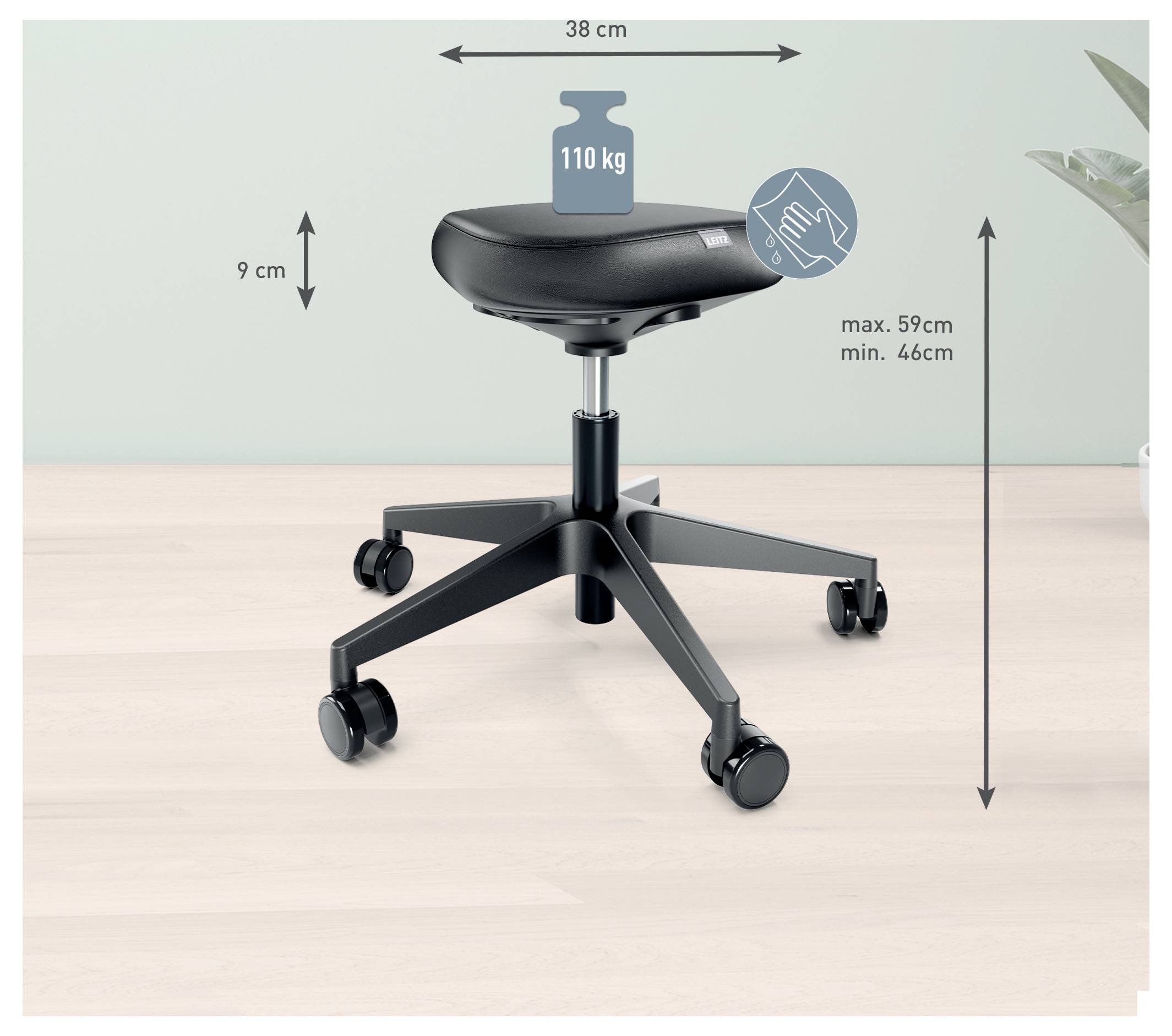 Egy fekete, ergonomikus irodai forgószék ötágú görgős alappal, magassága 46 cm-től 59 cm-ig állítható, maximum 110 kg-ig terhelhető, és 38 cm széles.