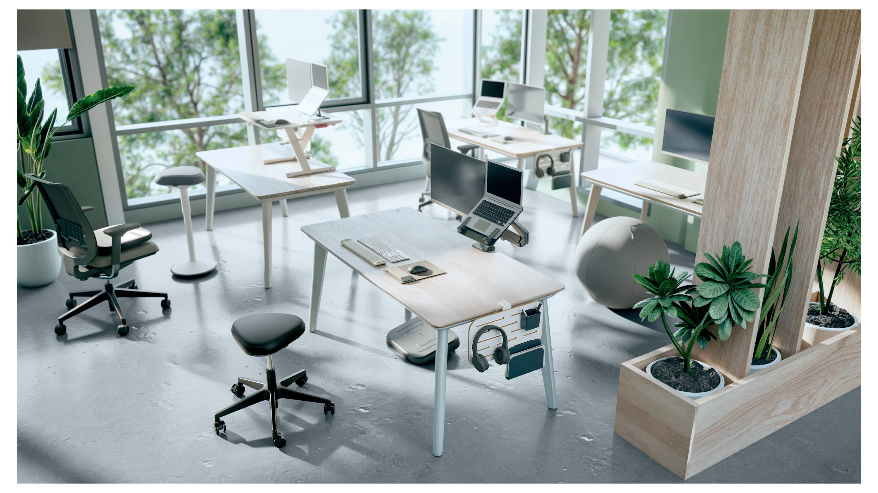 Modern irodai tér ergonomikus asztalokkal, székekkel és növényekkel. A nagy ablakok természetes fényt biztosítanak, világos és nyitott környezetet teremtve.