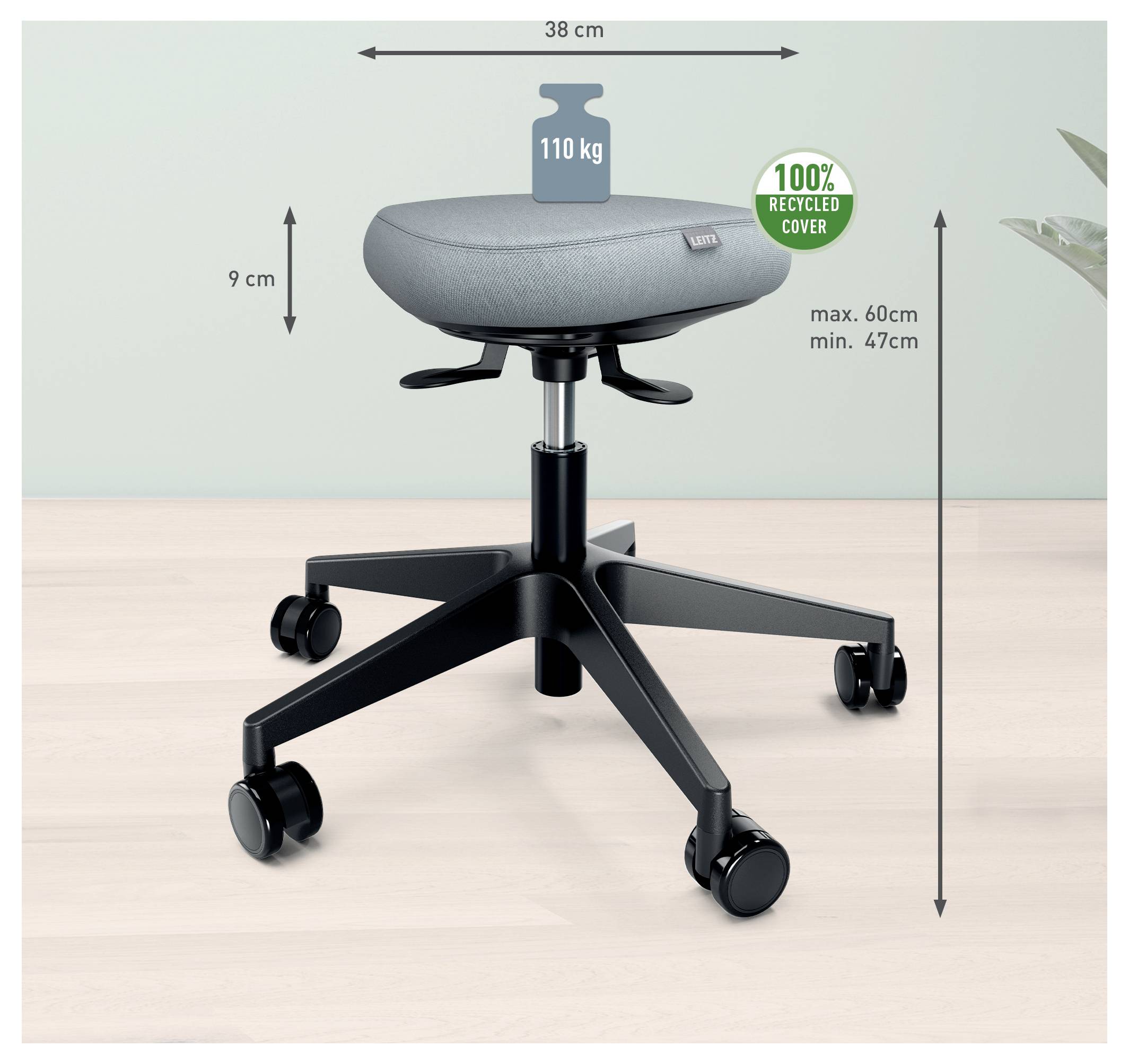 Egy szürke forgós szék újrahasznosított huzattal, állítható magassággal (47-60 cm) és 110 kg teherbírással, ötkerekű talpazattal.
