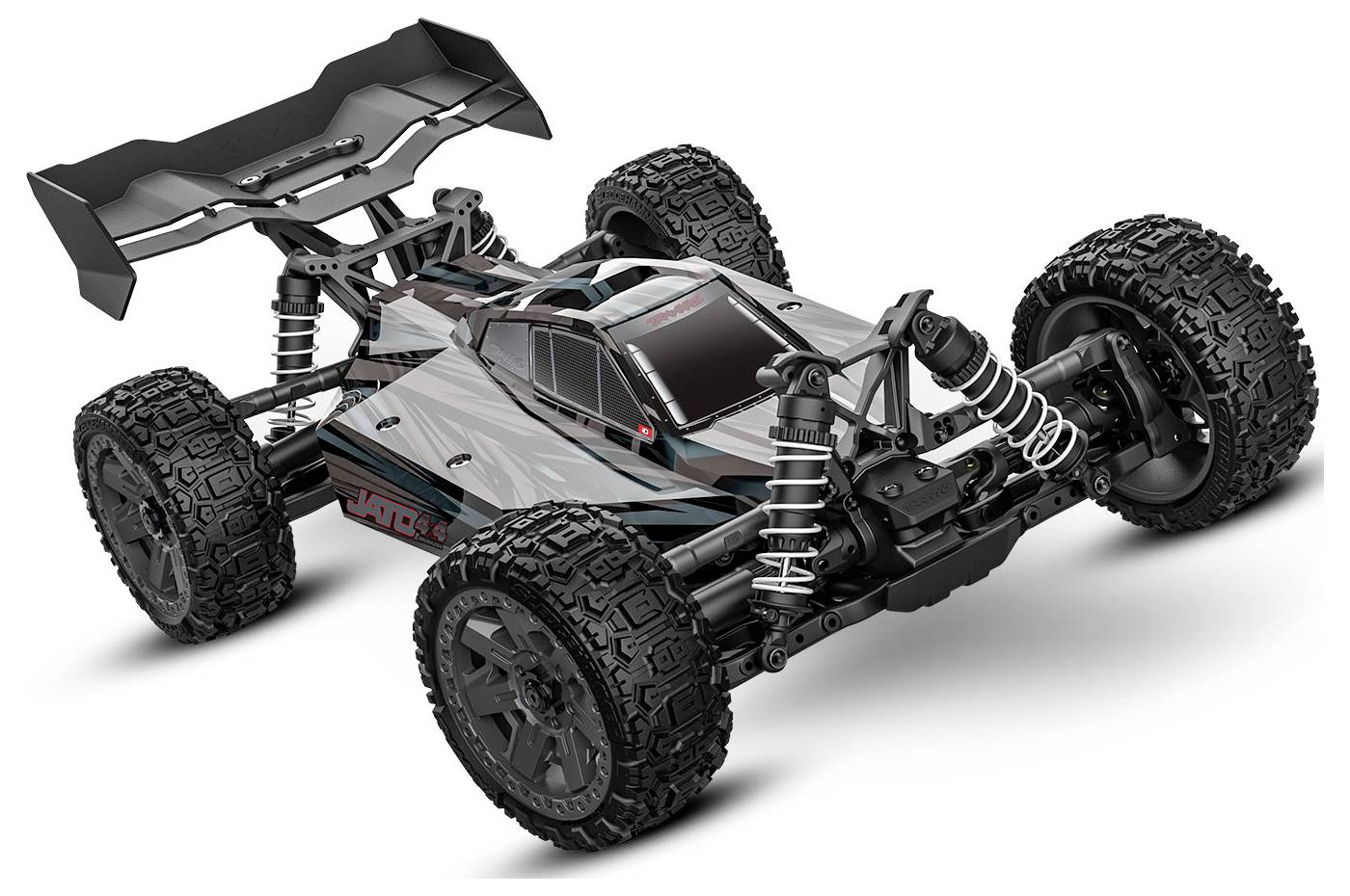 Egy fekete és ezüst távirányítós autó terepjáró gumikkal és nagy hátsó légterelővel, amely durva terepen történő nagy sebességű teljesítményre lett tervezve.