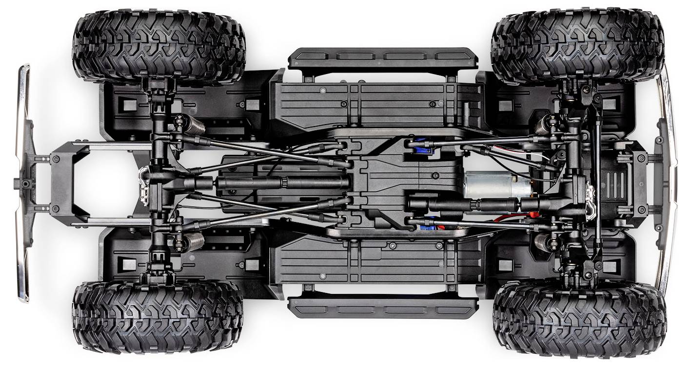 Egy részletes modell jármű alvázának alulnézete, amely bemutatja a futóművet, nagy méretű terepjáró gumiabroncsokat és a hajtáslánc összetevőit.