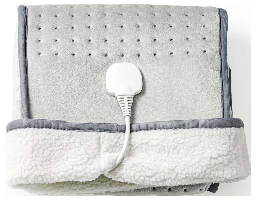Egy összehajtott szürke melegítőpárna fehér, puha polár béléssel, amelyhez csatlakoztatott tápkábel tartozik.