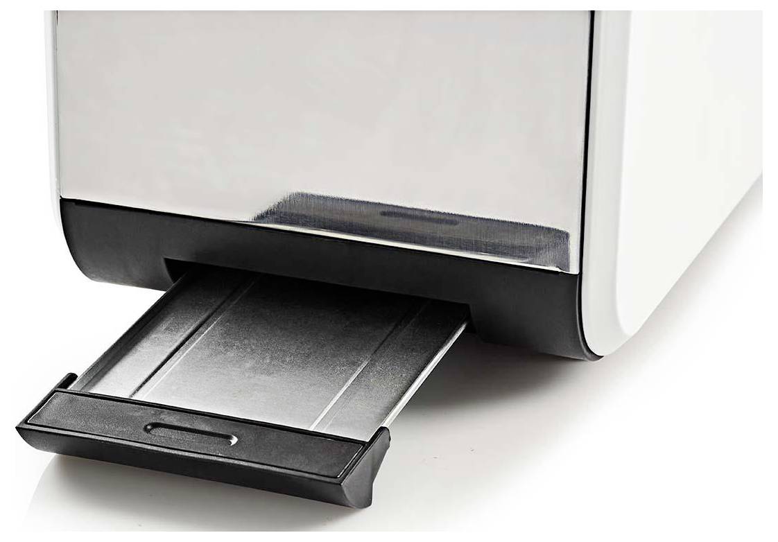 Egy ezüst kenyérpirító, amelynek morzsatálcája félig ki van húzva, bemutatva a könnyű tisztítást lehetővé tevő kivehető funkcióját.