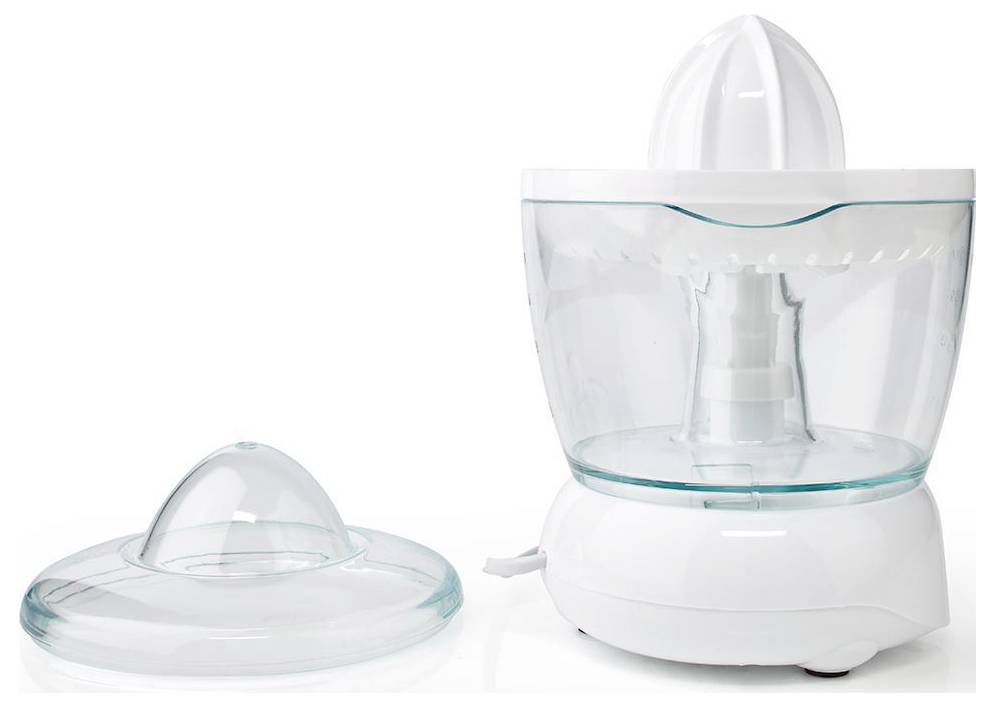 Egy fehér gyümölcsprés, átlátszó tetővel és gyümölcshús-gyűjtő tartállyal, egy másik átlátszó tetejű eszköz mellett, fehér háttér előtt.