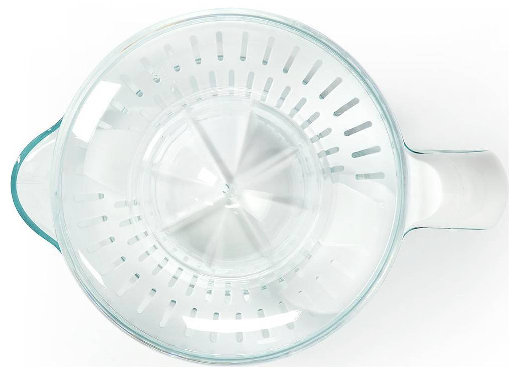 Felülnézetből egy átlátszó, kerek műanyag szűrőedény, oldalsó fogóval, nyitott kialakítással és egyenletesen elhelyezett lefolyólyukakkal.