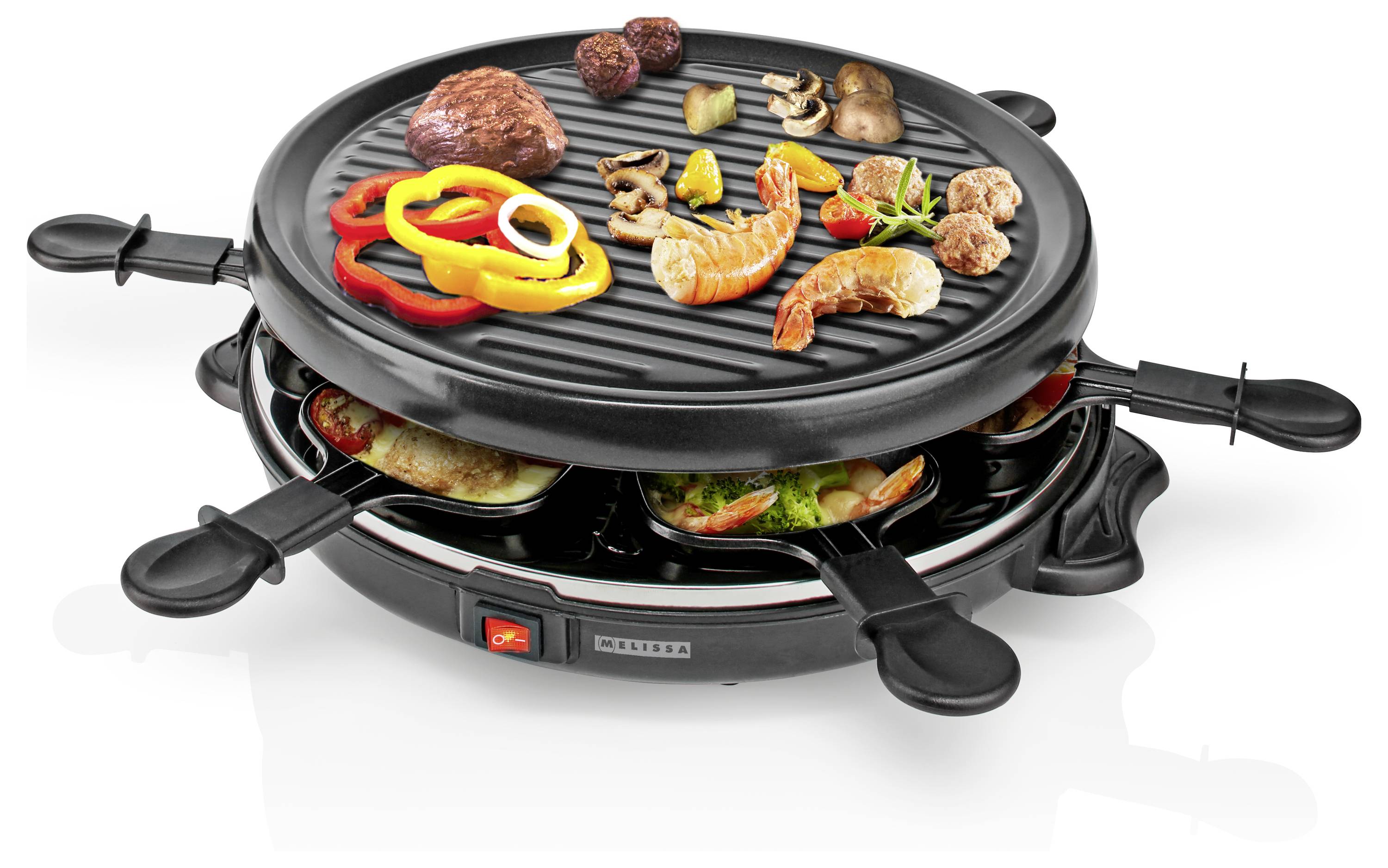 'Egy asztali grill, amelyen különféle hozzávalók vannak elrendezve, köztük paprikák, gombák, garnélarákok és hús, alatta négy lapáttal.'