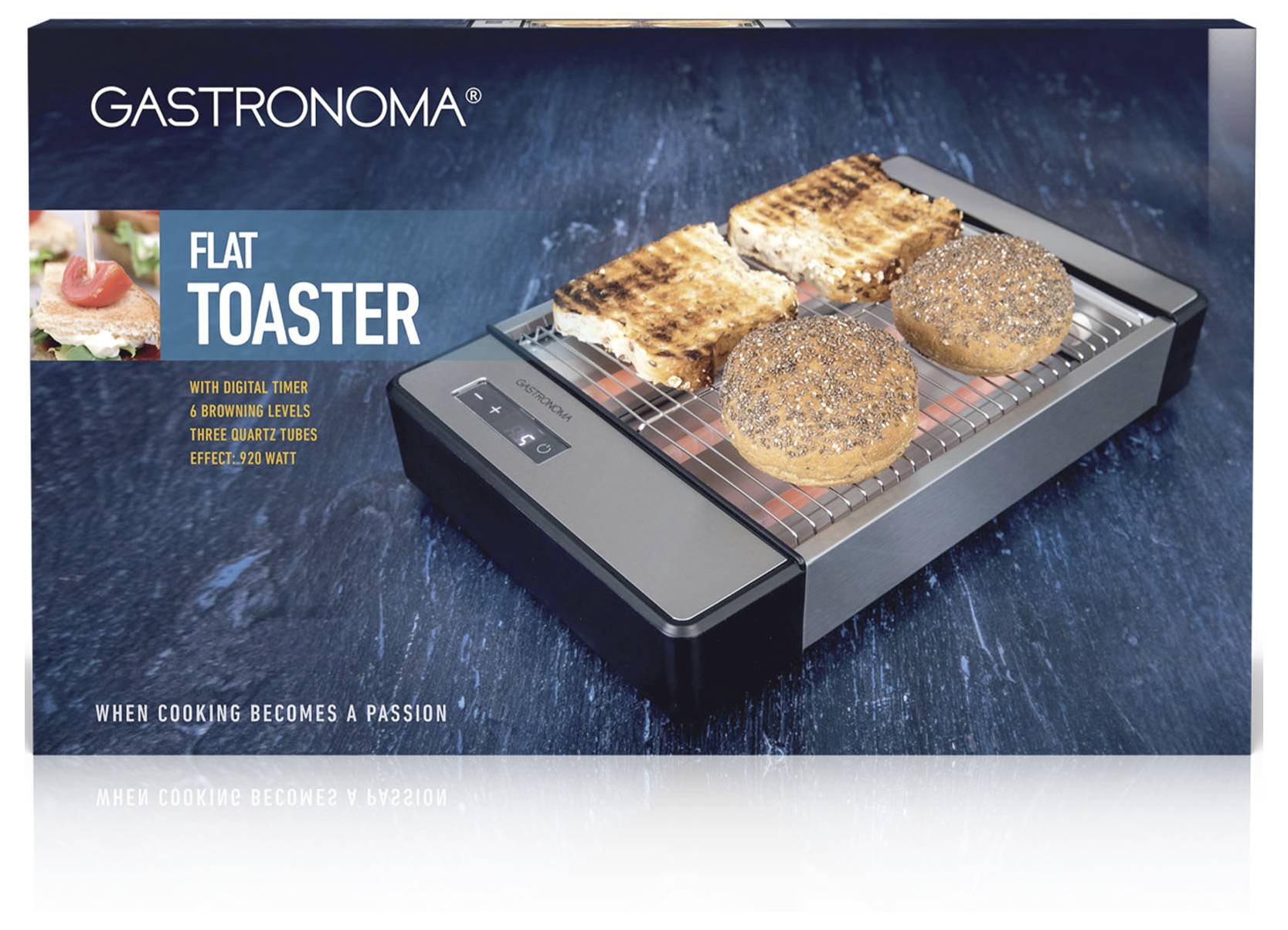 Egy csomagolt lapos kenyérpirító kék háttér előtt, amelyen három grillezett szendvics látható a grillrácson. A dobozán lévő szöveg: 'Gastronoma Flat Toaster'.