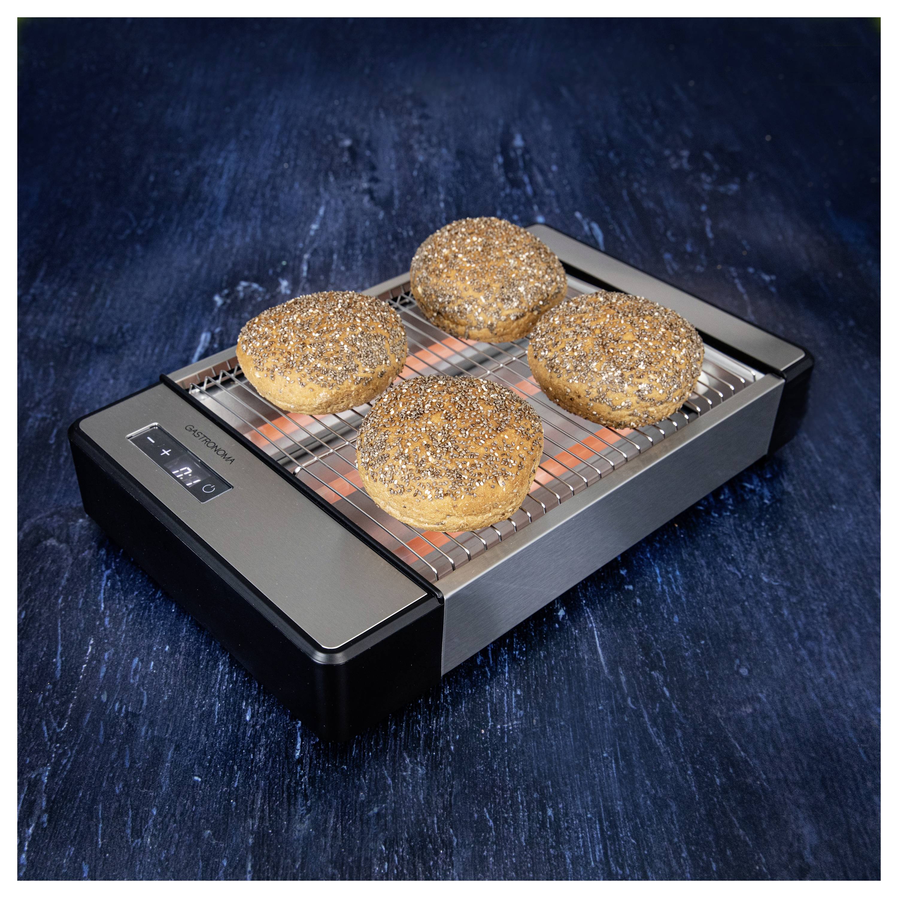 A 'Toastess Classic' lapos kenyérpirító négy mákos bagettet pirít egy kék texturált felületen.