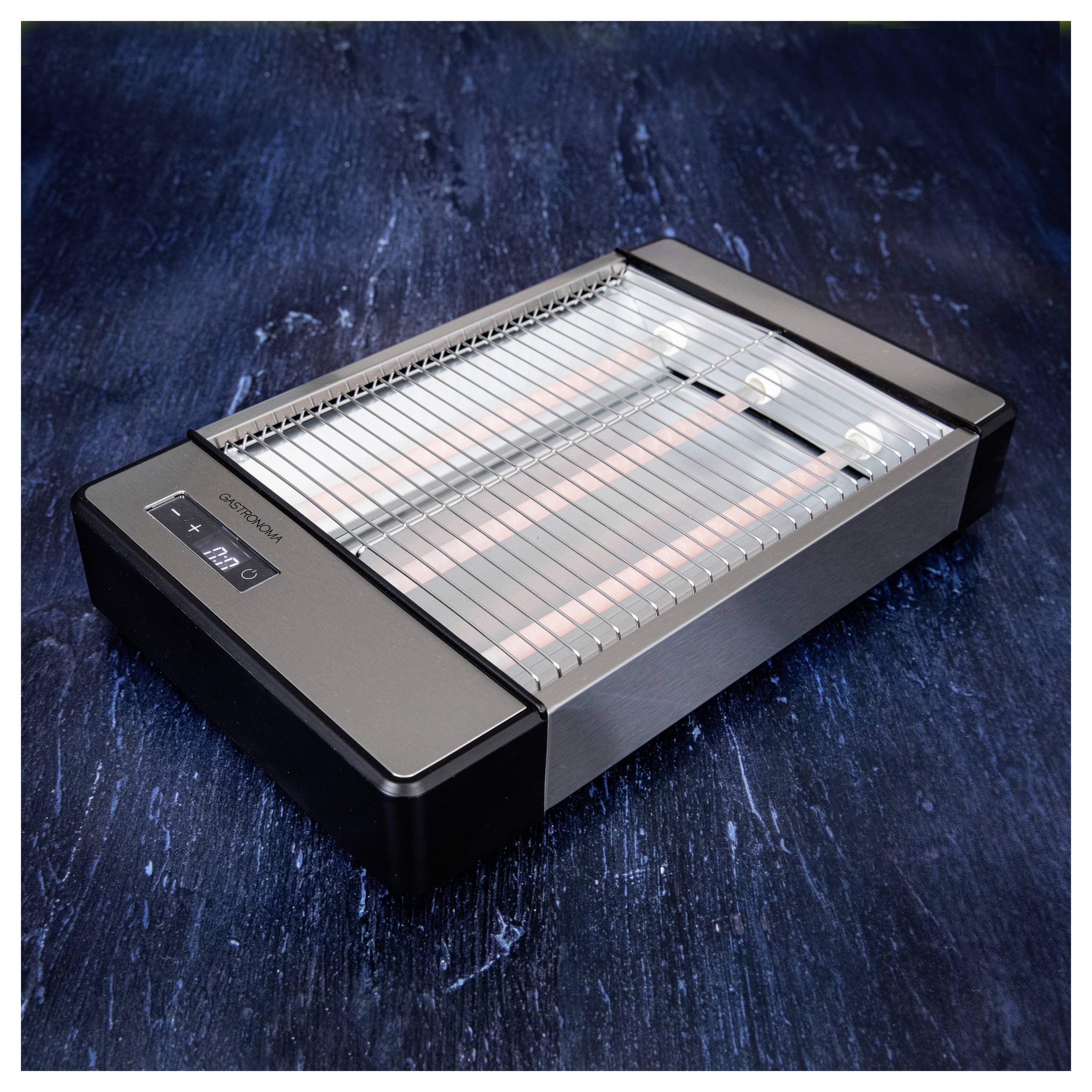 Egy fémes, guillotine típusú kenyérszeletelő digitális felülettel, sötétkék textúrás háttér előtt.