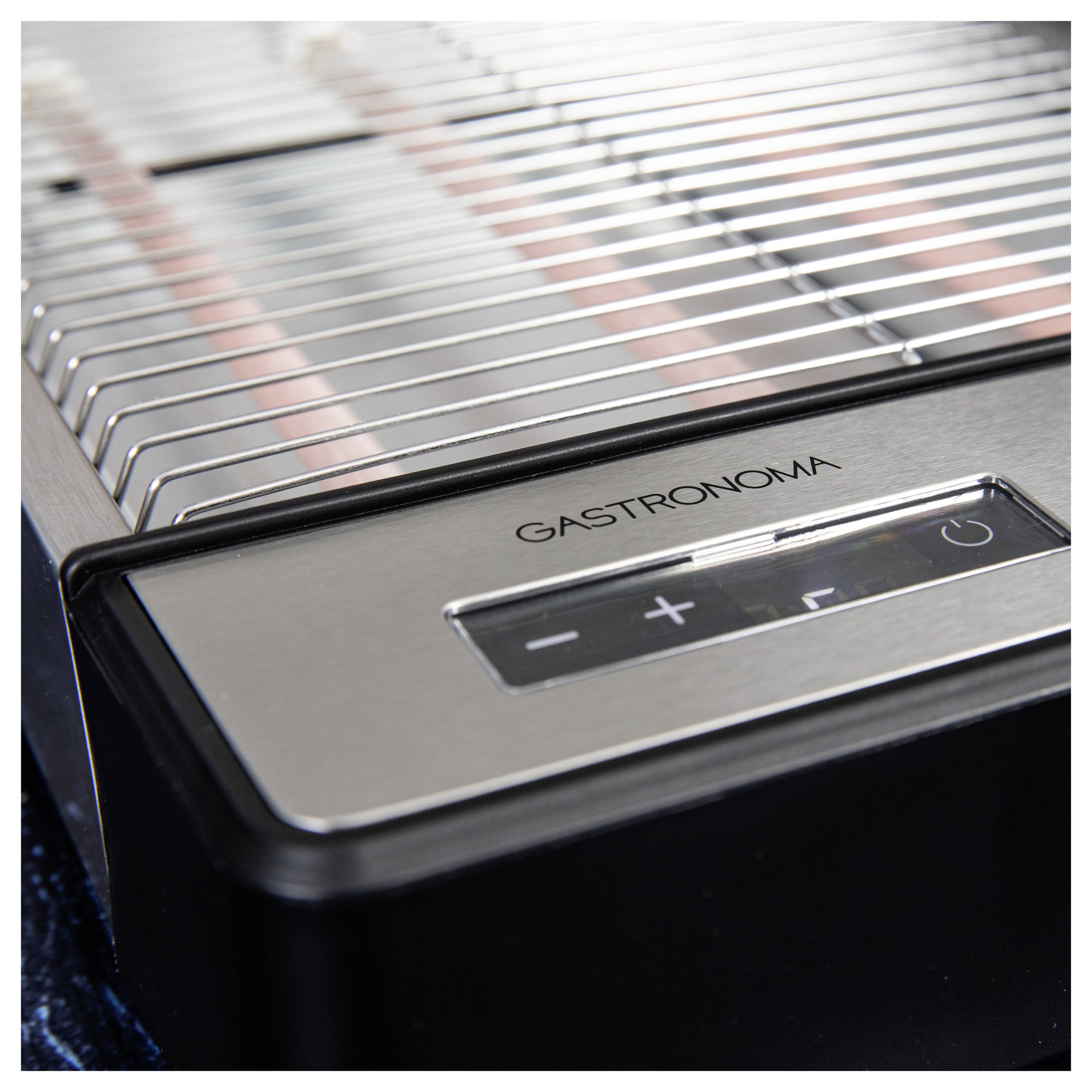 Egy közeli felvétel egy rozsdamentes acél konyhai készülékről, amelyen a 'Gastronoma' márkanév és a plusz és mínusz beállítógombok láthatók.