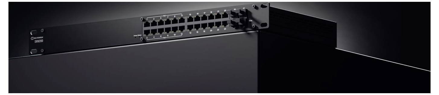 Egy karcsú, fekete hálózati switch, amelynek több Ethernet-portja van, modern dizájnját és funkcionalitását egy sötét háttér előtt kihangsúlyozva.
