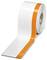 Egy fehér ragasztószalag tekercs narancssárga csíkkal az egyik szélén. A szalag kissé lefejtett, fényes felületét mutatva.