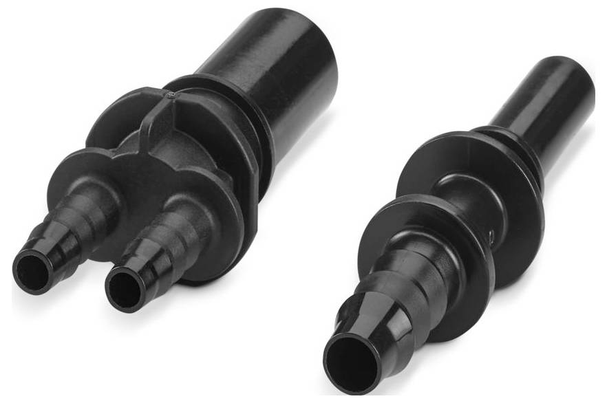 Két fekete műanyag tömlőcsatlakozó közeli képe, mindegyik kettős fogazott végekkel a biztos rögzítéshez. A bal oldali csatlakozónak lapos alapja van.