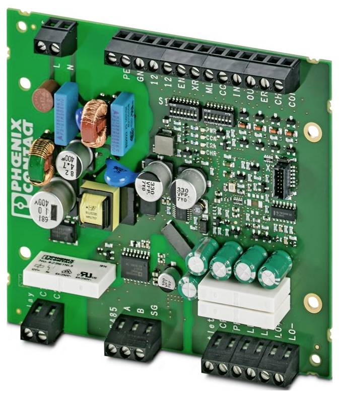 "Phoenix Contact" feliratú nyomtatott áramköri lap különféle kondenzátorokkal, ellenállásokkal és csatlakozókkal a zöld PCB-n, elektronikus alkalmazásokban használatos.