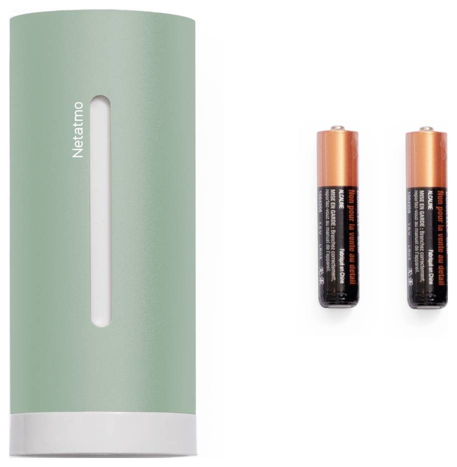 Egy zöld hengeres érzékelő, amelyen 'Netatmo' felirat látható, két darab AA elemmel együtt.