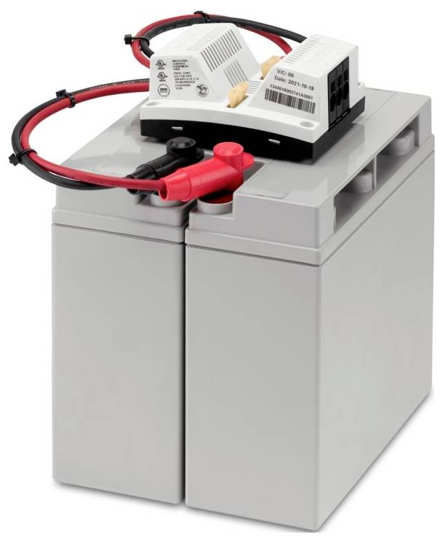 „APC battery RBC48" – kompakt kettős akkumulátor egység, piros és fekete terminálkábelekkel, UPS rendszerekben való használatra tervezve.