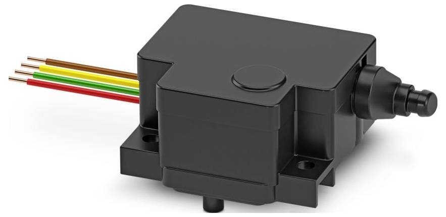 Egy kis fekete elektronikus eszköz négy színes vezetékkel, valószínűleg egy érzékelő vagy aktuátor, fehér háttéren elhelyezve.