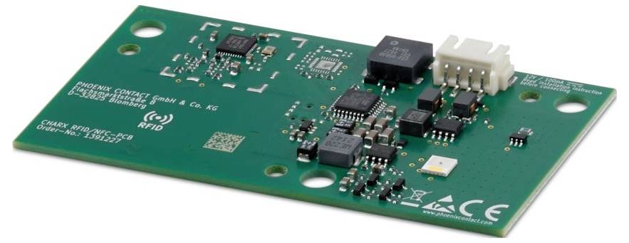 Zöld áramköri lap különféle elektronikus alkatrészekkel, beleértve chipeket és csatlakozókat, valamint egy "RFID" feliratú QR-kóddal.