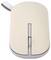 Egy elegáns, bézs színű vezeték nélküli számítógépes egér ezüst görgetőkerékkel és hátul szürke textil hurokkal, amely megkönnyíti a szállíthatóságot.