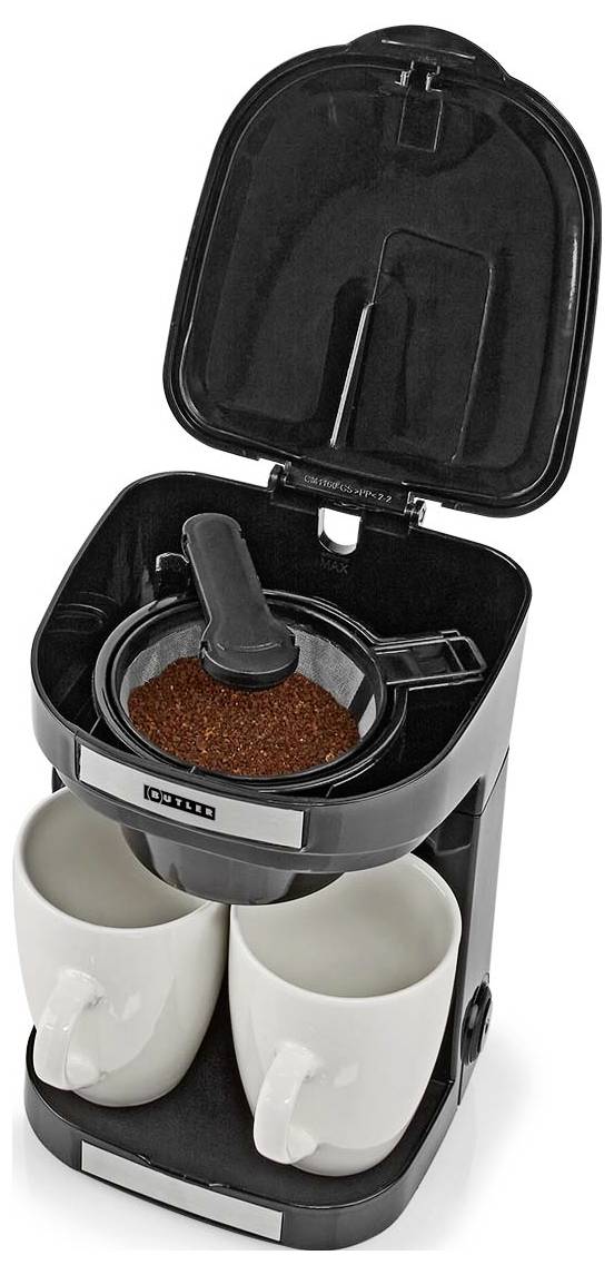 Egy kávéfőző nyitott tetővel, benne egy szűrővel, amelyben kávépor van, és amely éppen főzésre kész. Két fehér bögre helyezkedik el a csepegtetők alatt.