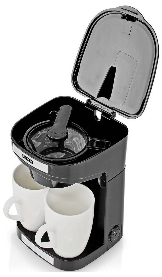 Fekete kávéfőző két fehér bögrével, nyitott fedéllel, amelyen keresztül látható a víztartály és a kávészűrő rekesz.